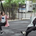 mãe brinca com sua filha neurodivergente